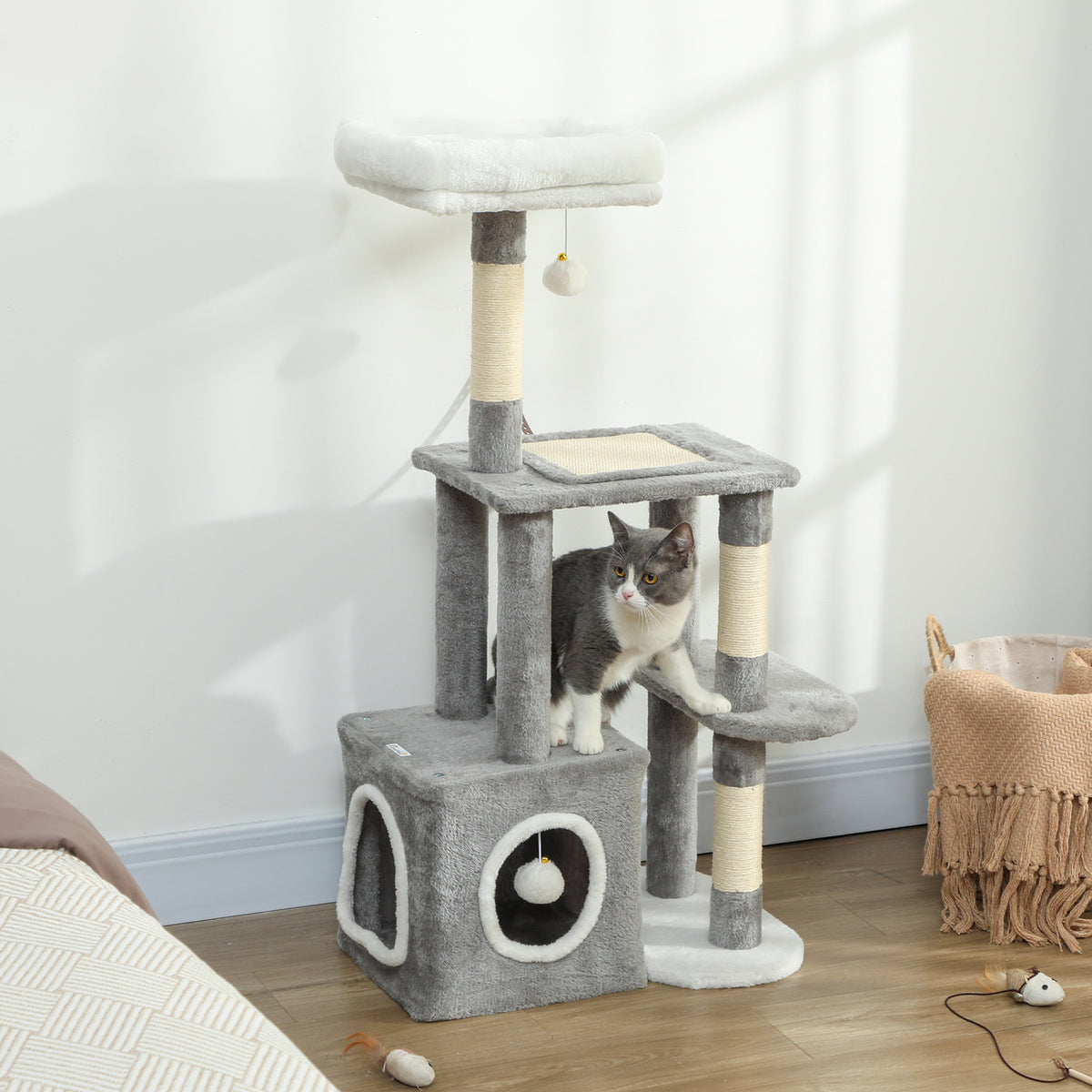 Albero Tiragraffi per Gatti con Casetta, Lettino e 2 Palline, in Legno e Peluche, 55x40x107 cm, Grigio e Bianco