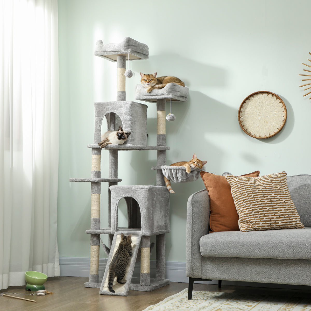 Albero Tiragraffi per Gatti con 2 Casette, 2 Lettini, Trespolo e 2 Palline, 48x40x177 cm, Grigio Chiaro e Beige